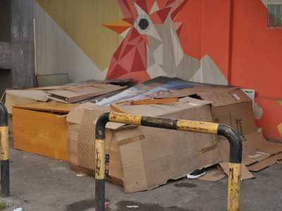 Quando andiamo a visitare il posto, non troviamo nessuno: solo questi improvvisati giacigli il cui sfondo � rappresentato dai colorati murales realizzati durante l�iniziativa �Ikea loves earth�